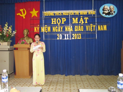 Cô Minh giới thiệu nội dung chương trình