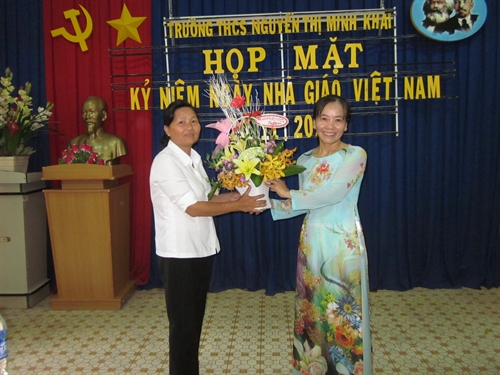 Đại diện Hôi phụ nữ phường Phú Thọ tặng hoa cho Hiệu trưởng